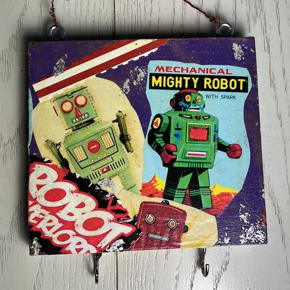 Wooden Robot Wall Key Holder - Picture 2 of 4